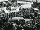 Fotografia de Américo Tomás na Marinha Grande saudando a população durante o cortejo automóvel, por ocasião da visita efetuada ao distrito de Leiria