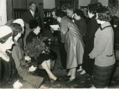 Fotografia de Gertrudes Rodrigues Tomás, esposa de Américo Tomás, por ocasião da visita efetuada à cidade do Porto