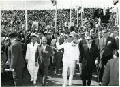 Fotografia de Américo Tomás, acompanhado por António Augusto Peixoto, em Xai-Xai, saudando a população por ocasião da visita de estado efetuada a Moçambique
