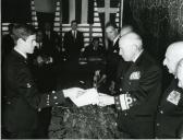 Fotografia de Américo Tomás na Escola Naval, presidindo à sessão solene de abertura do novo ano letivo