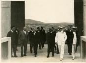 Fotografia de Américo Tomás, acompanhado por Alfredo Rodrigues dos Santos Júnior, na barragem do Alto do Rabagão, por ocasião da visita oficial efetuada ao norte de Portugal