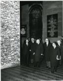 Fotografia de Américo Tomás, acompanhado por Inocêncio Galvão Teles e por José Henrique de Azeredo Perdigão, na Sociedade Nacional de Belas-Artes, presidindo à inauguração da exposição "Novas Igrejas na Alemanha"