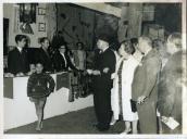 Fotografia de Américo Tomás, acompanhado por Gertrudes Rodrigues Tomás, por ocasião da visita oficial efetuada à Feira de Artesanato do Estoril