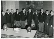 Fotografia de Américo Tomás no Palácio de Belém, recebendo em audiência a direção da Sociedade de Geografia de Lisboa