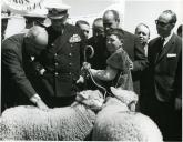 Fotografia de Américo Tomás junto de uma criança com duas ovelhas durante a visita efetuada ao Alentejo de 12 a 14 de abril
