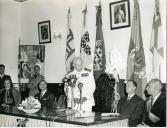 Fotografia de Américo Tomás, acompanhado por António Augusto Peixoto e por Moçambique José Augusto da Costa Almeida, em Inhambane, por ocasião da visita de estado efetuada a Moçambique