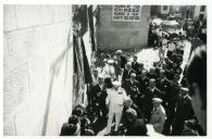 Fotografia de Américo Tomás em Vila Flor, saudando a população por ocasião da visita efetuada ao distrito de Bragança