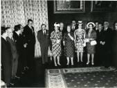 Fotografia de Américo Tomás, acompanhado por Gertrudes Rodrigues Tomás no Palácio Nacional de Belém, por ocasião de um almoço oferecido em honra de Pinto Barbosa 