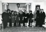 Fotografia de Américo Tomás, acompanhado por Gertrudes Rodrigues Tomás, no Palácio de Belém por ocasião de um almoço oferecido a várias personalidades