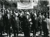 Fotografia de Américo Tomás, acompanhado por Alfredo Rodrigues dos Santos Júnior e por José João Gonçalves de Proença, saudando a população por ocasião da visita oficial realizada ao distrito de Viseu