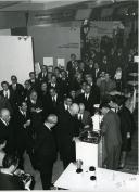Fotografia de Américo Tomás na Feira das Indústrias, presidindo à inauguração do 6.º Salão de Artes Domésticas