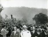 Fotografia de Américo Tomás, acompanhado José Augusto da Costa Almeida e por António Augusto Peixoto Correia, na Barragem em Vila Pery, atualmente designada Chimoio, saudando a população por ocasião da visita de estado efetuada a Moçambique