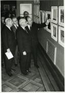 Fotografia de Américo Tomás, acompanhado por César Moreira Batista e por José João Gonçalves de Proença, nas instalações do Secretariado Nacional de Informação, presidindo à inauguração da Bienal Internacional de Arte Fotográfica