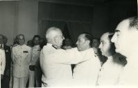 Fotografia da cerimónia da condecoração de diversos membros da oficialidade portuguesa por ocasião da visita oficial de Américo Tomás ao Centro de Instrução Almirante Wandenkolk (C.I.A.W.)