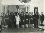 Fotografia de Américo Tomás, acompanhado por Gertrudes Rodrigues Tomás, durante um almoço com os principais responsáveis pela segurança pública, no Palácio de Belém