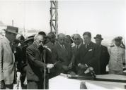 Fotografia de Américo Tomás, ao lado de Óscar Carmona, nos Estaleiros da Administração Geral do Porto de Lisboa da C.U.F., em Lisboa, por ocasião da cerimónia do lançamento à água do novo navio-motor da Marinha Mercante portuguesa “António Carlos”