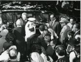 Fotografia de Américo Tomás, acompanhado por Gertrudes Rodrigues Tomás, por ocasião da visita efetuada ao Museu de Etnologia do Porto