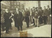 Fotografia de Bernardino Machado entrando no edifício da Câmara Municipal de Lisboa, por ocasião de uma cerimónia oficial