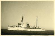 Fotografia do navio hidrográfico “D. João de Castro”, incorporado ao efetivo dos navios da Armada Portuguesa em 1941, a caminho dos Açores na sua primeira missão hidrográfica