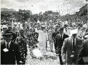Fotografia de Américo Tomás, acompanhado por António Augusto Peixoto Correia, caminhado em cortejo a pé na cidade da Beira, por ocasião da visita de estado efetuada a Moçambique