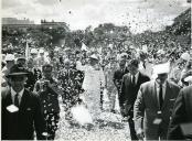 Fotografia de Américo Tomás, acompanhado por António Augusto Peixoto Correia, caminhado em cortejo a pé na cidade da Beira, por ocasião da visita de estado efetuada a Moçambique