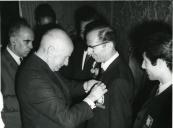 Fotografia de Américo Tomás no Palácio Nacional de Belém, condecorando Manuel da Luz Afonso, treinador da seleção portuguesa de futebol