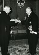 Fotografia de Américo Tomás no Palácio de Belém, presidindo à cerimónia de entrega de credenciais ao embaixador da Argentina