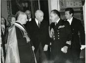 Fotografia de Américo Tomás, acompanhado por Gertrudes Rodrigues Tomás no Palácio Nacional da Ajuda, por ocasião de um almoço oferecido a Fernando Cento