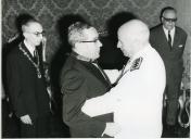 Fotografia de Américo Tomás no Palácio Nacional de Belém, atribuindo uma condecoração ao diretor-geral do Ensino Técnico Profissional