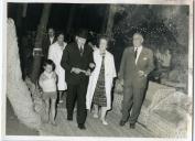 Fotografia de Américo Tomás, acompanhado por Gertrudes Rodrigues Tomás e por Natália Rodrigues Tomás, por ocasião da visita oficial efetuada às novas instalações da Creche José Luís
