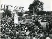 Fotografia de Américo Tomás desfilando em cortejo automóvel em Xai-Xai, por ocasião da visita de estado efetuada a Moçambique