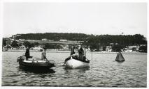 Fotografia de duas embarcações junto a um cais nas margens da Foz do rio Douro