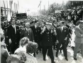 Fotografia de Américo Tomás, acompanhado por Alfredo Rodrigues dos Santos Júnior, por ocasião da visita oficial realizada ao distrito de Viseu, de 26 a 30 de abril de 1965