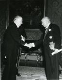 Fotografia de Américo Tomás no Palácio Nacional de Belém, presidindo à cerimónia de entrega de credenciais pelo embaixador da Argentina