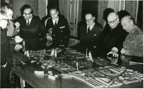Fotografia de Américo Tomás no Palácio Nacional de Belém, recebendo em audiência a comissão que apresenta para apreciação a maqueta sobre o prolongamento da Avenida da Liberdade, em Lisboa