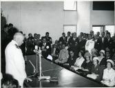 Fotografia de Américo Tomás discursando por ocasião da visita efetuada à Ilha da Madeira, durante a qual inaugurou o Aeroporto do Funchal