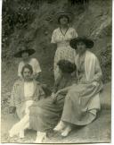 Fotografia de Gertrudes Ribeiro da Costa junto das suas duas irmãs e familiares, durante uma visita à vila de Sintra.