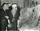 Fotografia de Gertrudes Rodrigues Tomás acompanhada por José Augusto da Costa Almeida, por ocasião da visita de estado efetuada por Américo Tomás a Moçambique