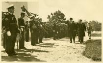 Fotografia de Américo Tomás, ao lado de Óscar Carmona, passando revista às tropas em parada, por ocasião da visita do Chefe do Estado à Escola Naval, no Alfeite