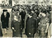 Fotografia de Gertrudes Rodrigues Tomás, acompanhada pela filha Maria Madalena, por ocasião das celebrações natalícias da brigada naval no Quartel de Alcântara