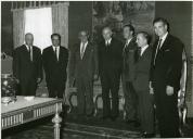 Fotografia de Américo Tomás no Palácio de Belém, recebendo em audiência representantes do município de Estremoz