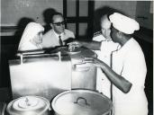 Fotografia de Américo Tomás nas cozinhas do Instituto João de Deus na vila de Namaacha, por ocasião da visita de estado efetuada a Moçambique
