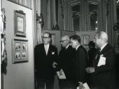 Fotografia de Américo Tomás, acompanhado por César Moreira Batista nas instalações do S.N.I., visitando uma exposição evocativa do bicentenário da morte de Jean-Jacques Rousseau