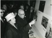 Fotografia de Américo Tomás, acompanhado pela por Gertrudes Rodrigues Tomás, presidindo à inauguração de uma exposição relativa às atividade da Junta de Turismo da Costa do Sol durante o ano de 1964
