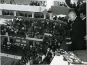 Fotografia de Américo Tomás, acompanhado por Inocêncio Galvão Teles, presidindo às comemorações do 50.º aniversário do Sport Algés e Dafundo