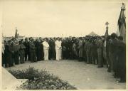 Fotografia de Américo Tomás junto ao Monumento ao Cego do Maio, na Póvoa de Varzim, por ocasião da cerimónia de homenagem a José Rodrigues Maio (Cego do Maio)