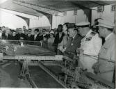 Fotografia de Américo Tomás, acompanhado por António Augusto Peixoto Correia, observando uma maqueta em Lourenço Marques, por ocasião da visita de estado efetuada a Moçambique