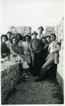 Fotografia de Américo Tomás e Gertrudes Tomás com as filhas Maria Natália e Maria Madalena, familiares e amigos visitando o Castelo de Sesimbra.