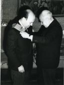 Fotografia de Américo Tomás condecorando José João Gonçalves de Proença no Palácio de Belém