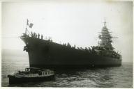 Fotografia do navio couraçado francês “Richelieu”, estacionado junto à Gare Marítima de Alcântara